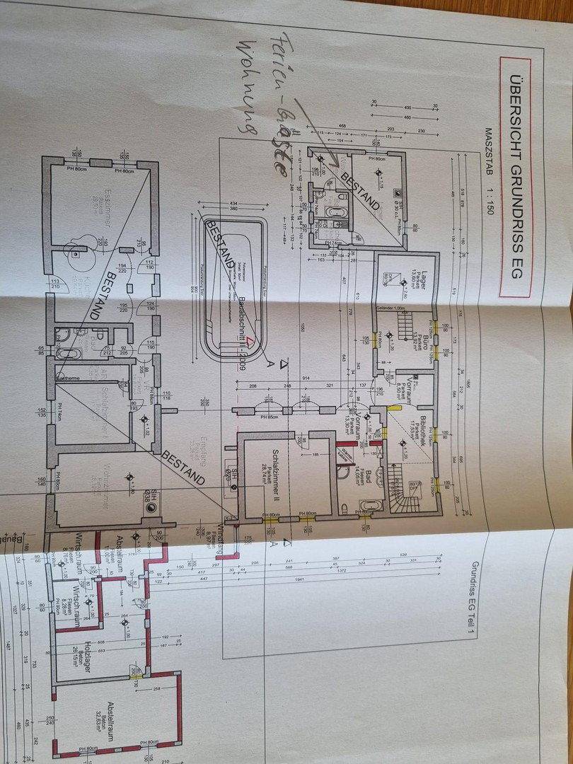 Detaillierter Grundriss des Erdgeschosses mit verschiedenen Räumen und einem integrierten Poolbereich.