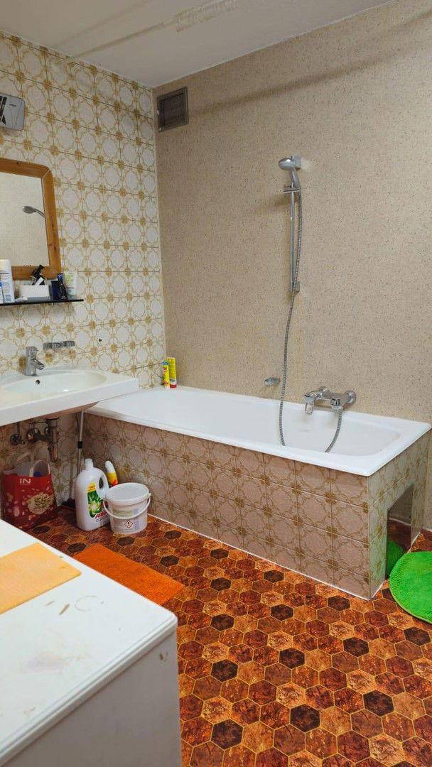 Badezimmer - Wanne und Dusche