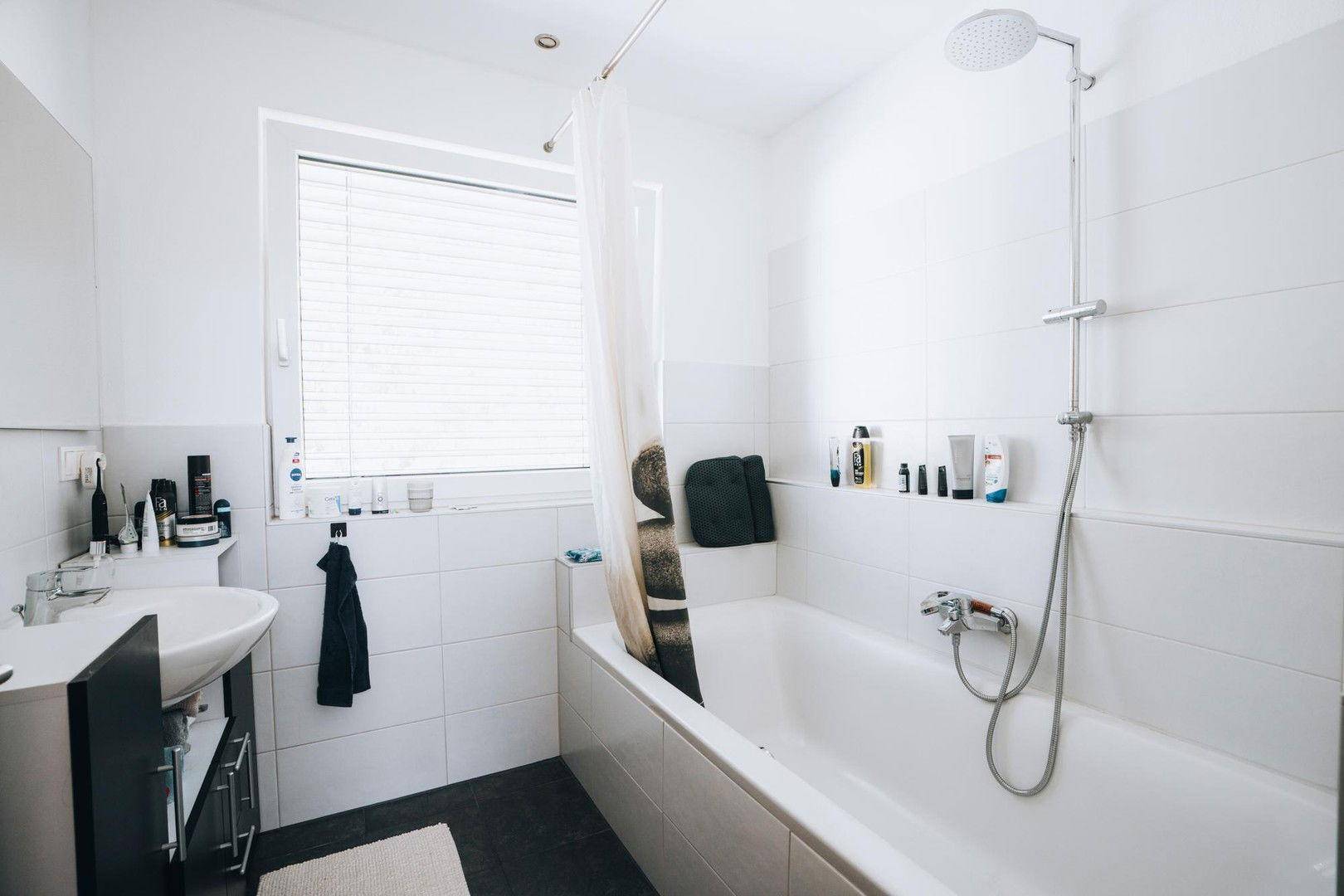 Bad mit Wanne und Fenster