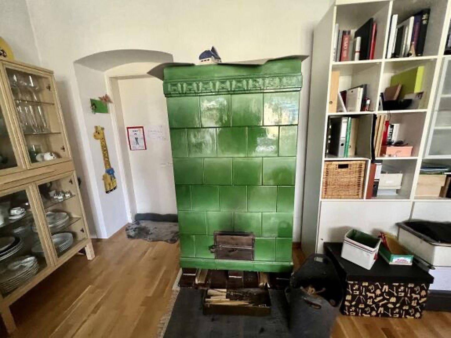 Kachelofen in Wohnzimmer