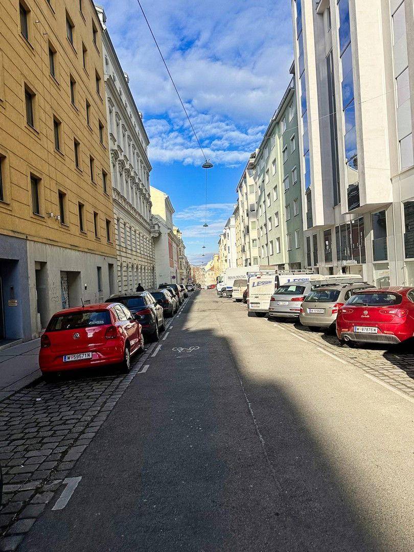 Graf-Starhemberggasse hinunter