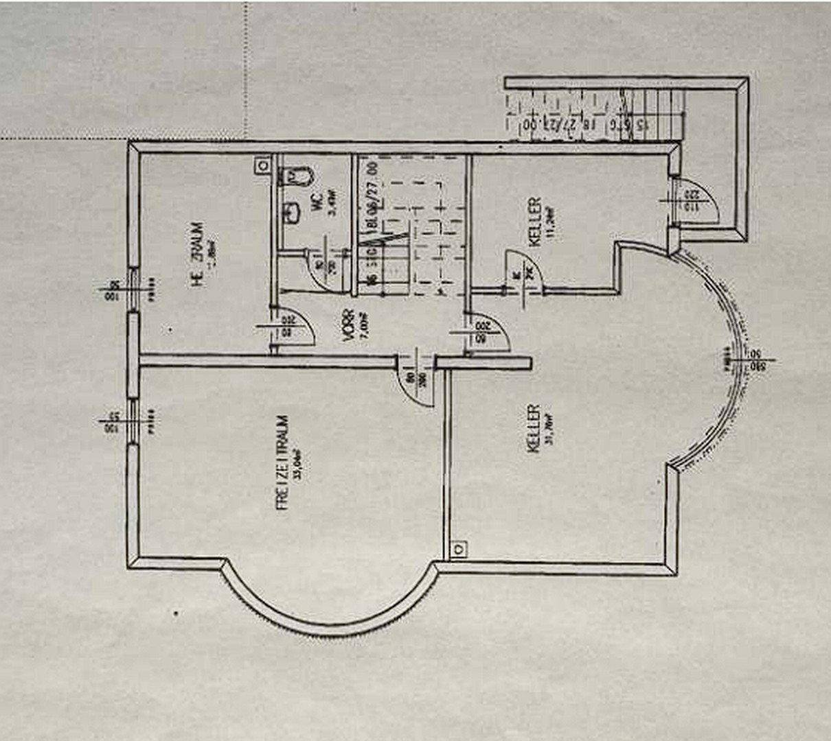 Grundriss des Kellergeschosses mit Freizeitraum, Heizraum und zwei Kellerräumen.