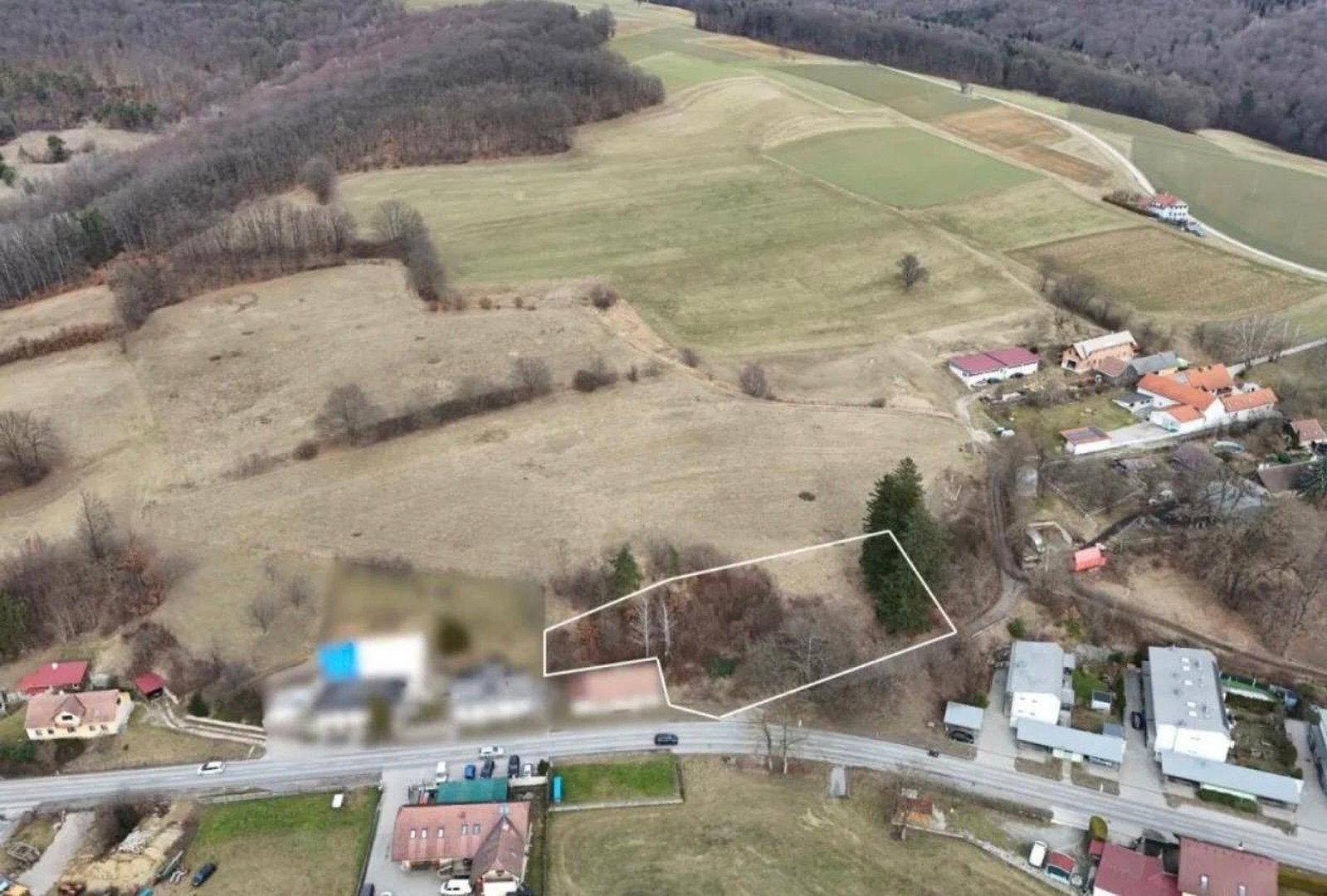 Übersicht des Grundstücks und der umliegenden ländlichen Bebauung mit Feldern und Wald.