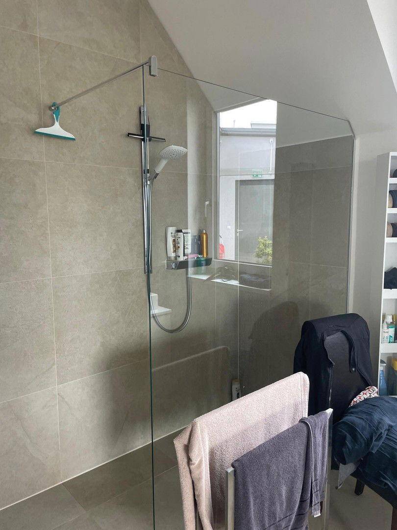 Badezimmer mit offener Dusche
