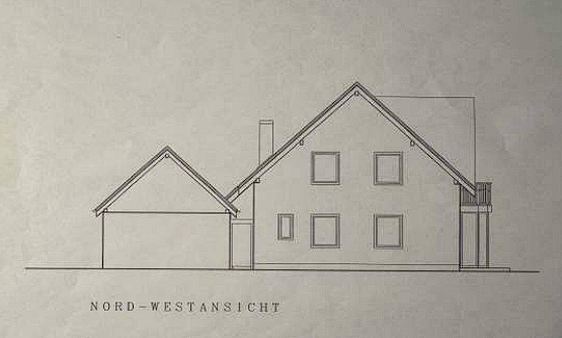 Nord-West-Ansicht des Gebäudes mit Satteldach und mehreren Fenstern.