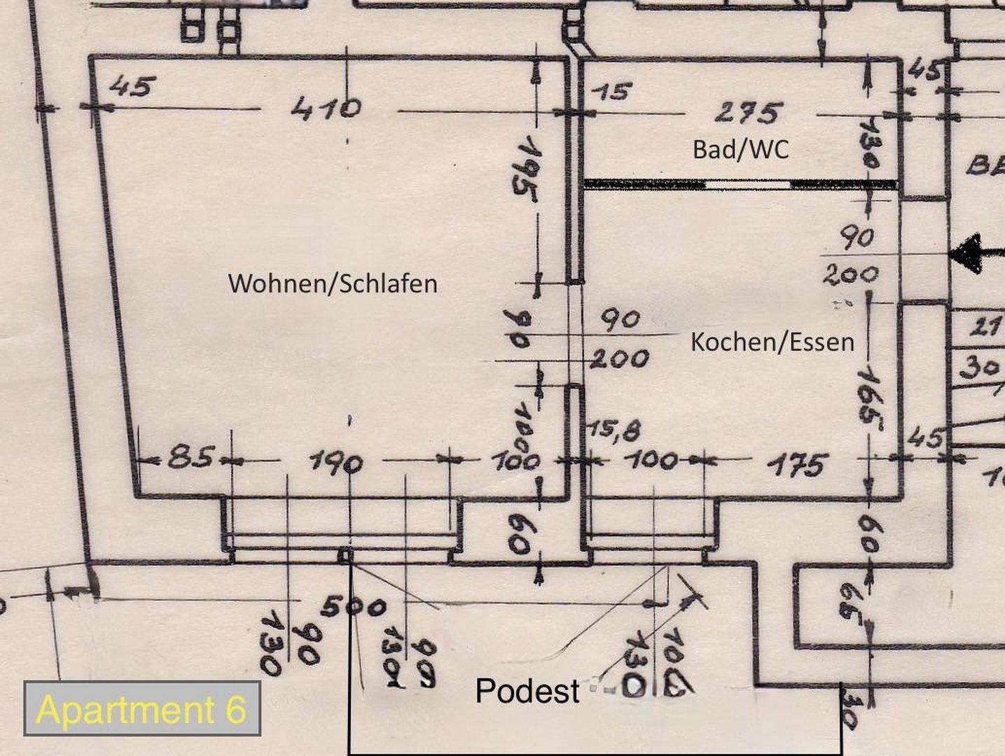 Grundriss der Wohnung 6 mit kombiniertem Wohn-/Schlafbereich und Küchen-/Essbereich.