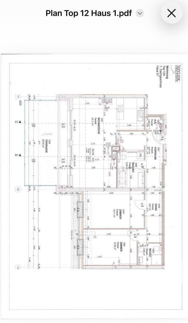 Detaillierter Grundriss einer Wohnung mit Terrasse und mehreren Zimmern.
