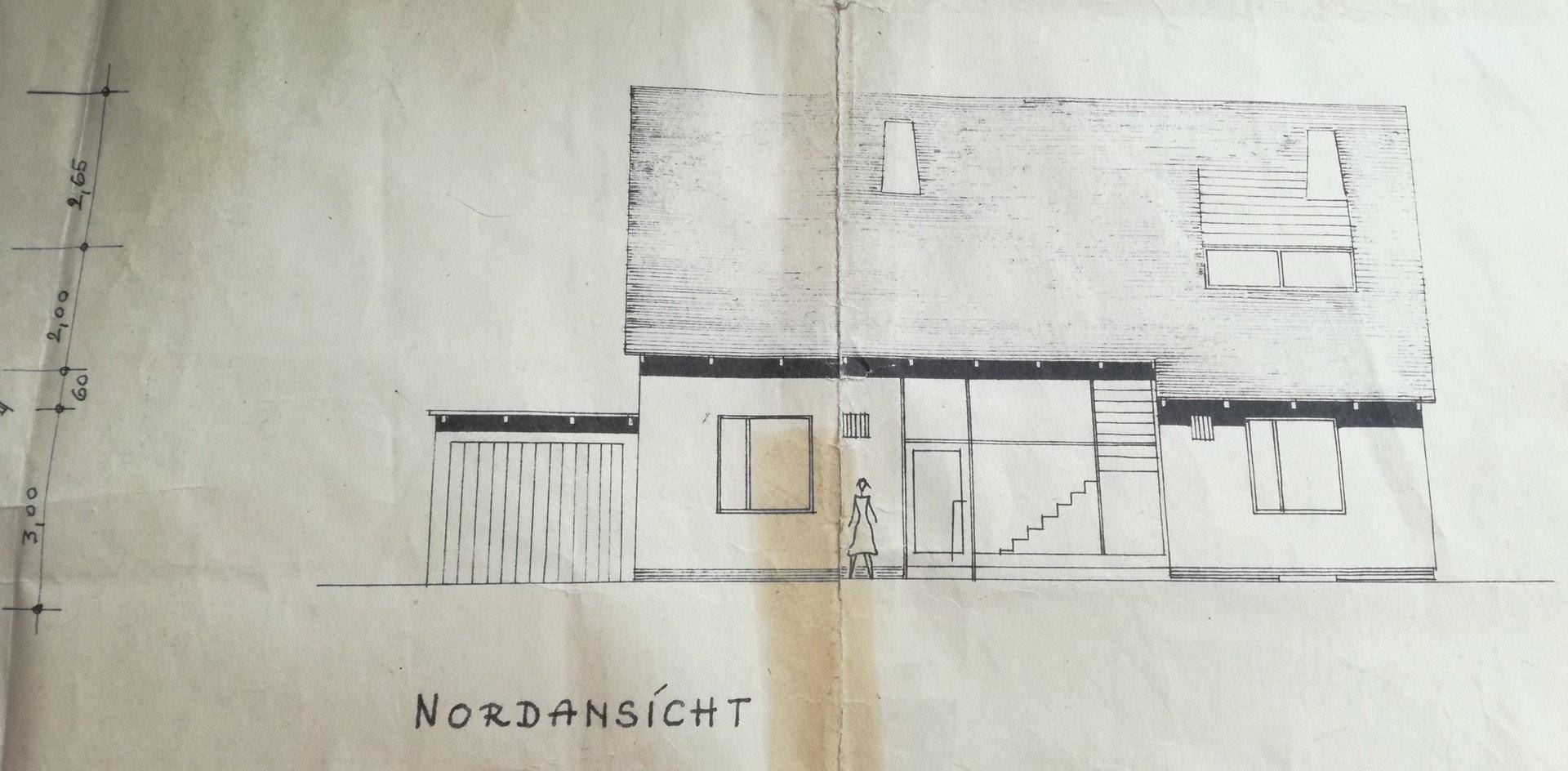Architektonische Nordansicht des Hauses mit Maßangaben.