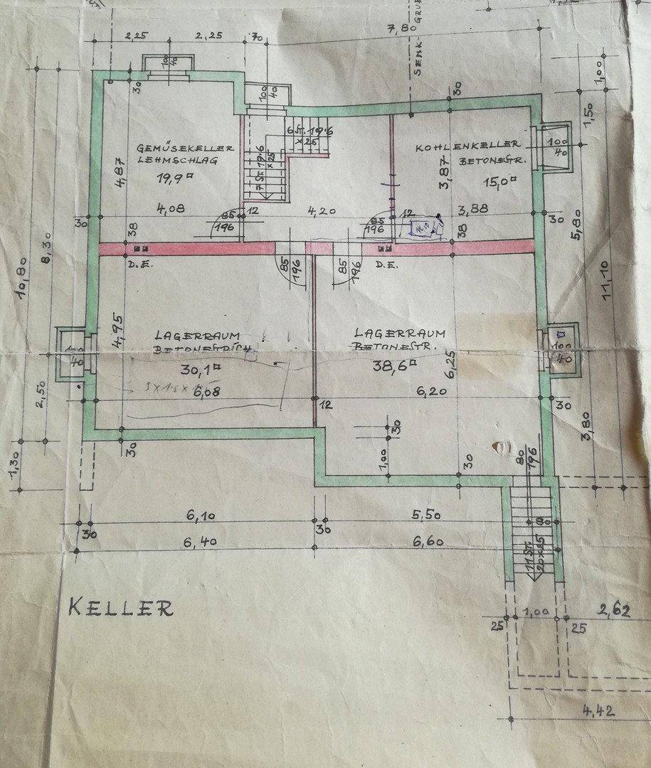 Grundriss des Kellers mit verschiedenen Lagerräumen und Treppenhaus.