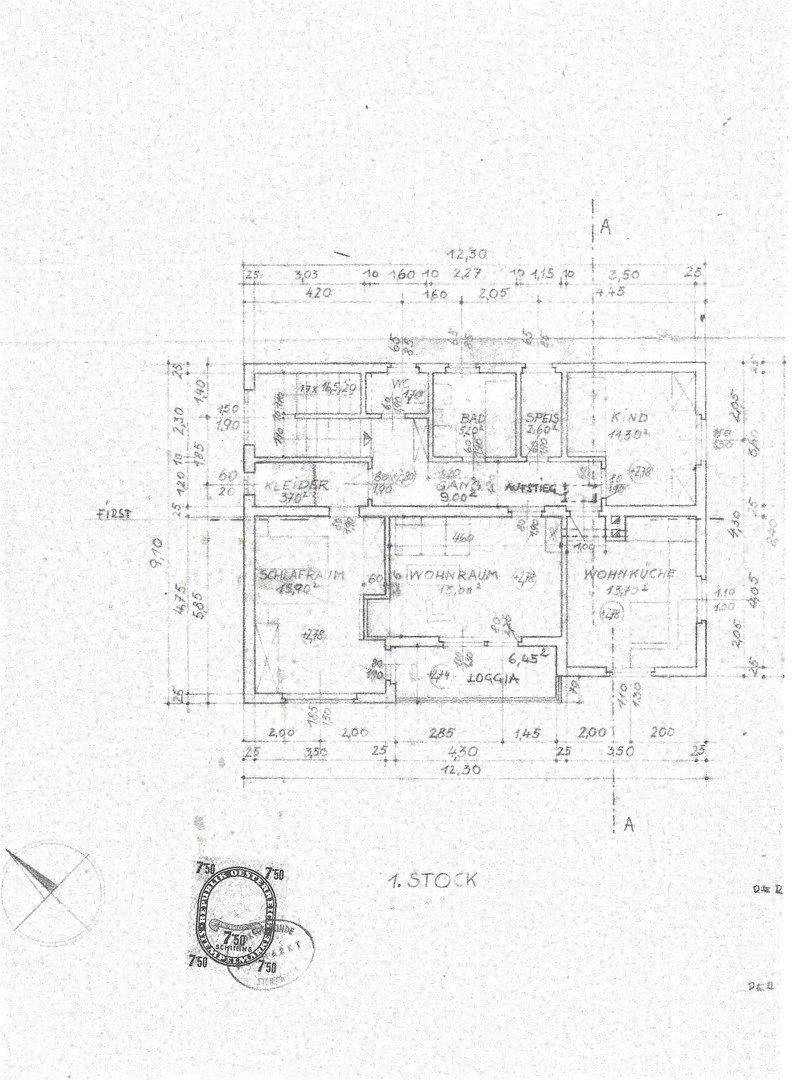 Grundriss des ersten Stocks mit Schlafzimmer, Wohnraum, Wohnküche, Bad und Loggia.
