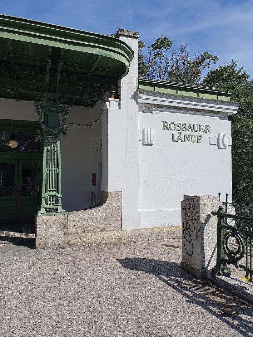 Historischer Gebäudeeingang mit grünen Zierelementen und dem Schriftzug "ROSSAUER LÄNDE".