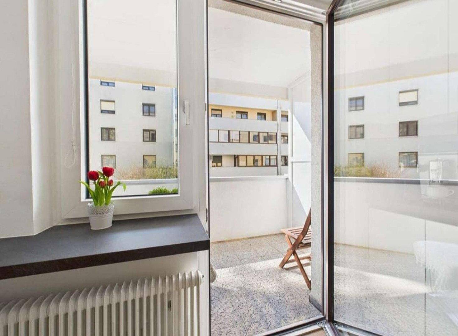 Blick vom Balkon auf die umliegenden Gebäude und den Innenhof.