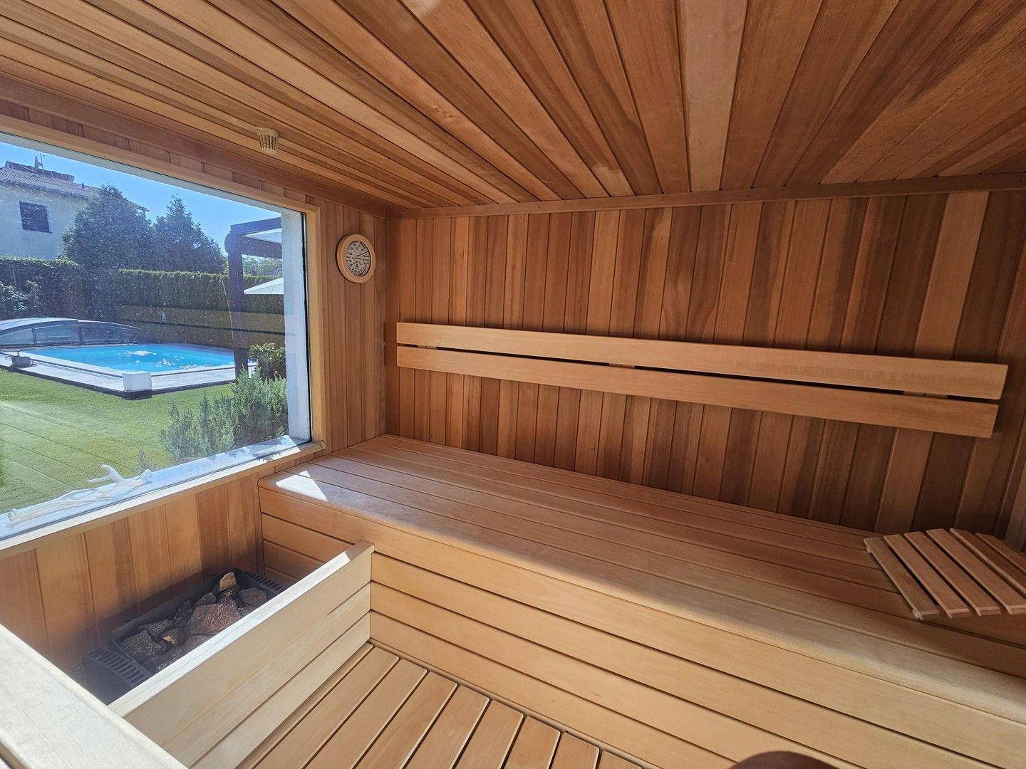 Blick aus der Sauna in Garten