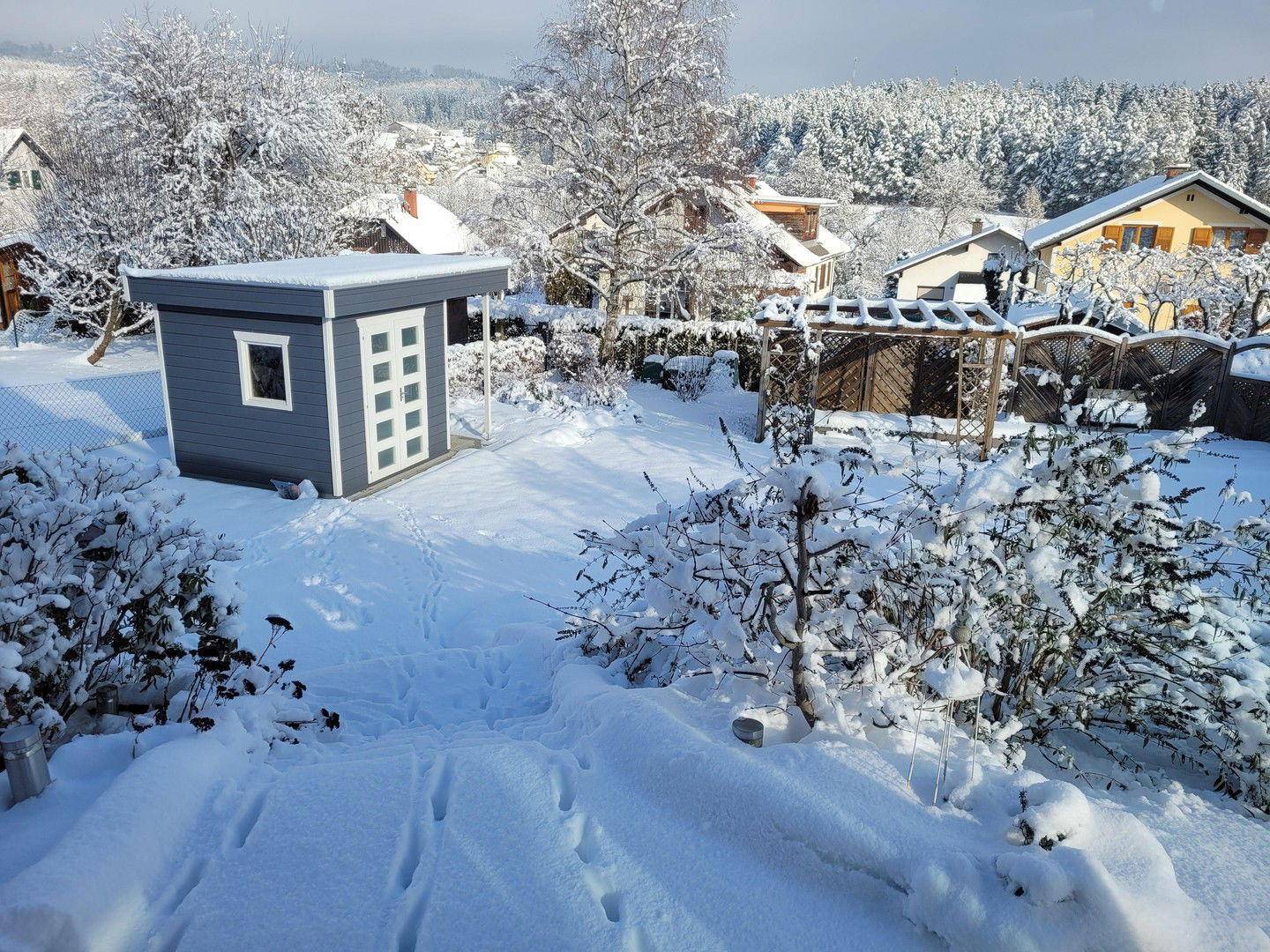 Gartenansicht mit Gartenhütte