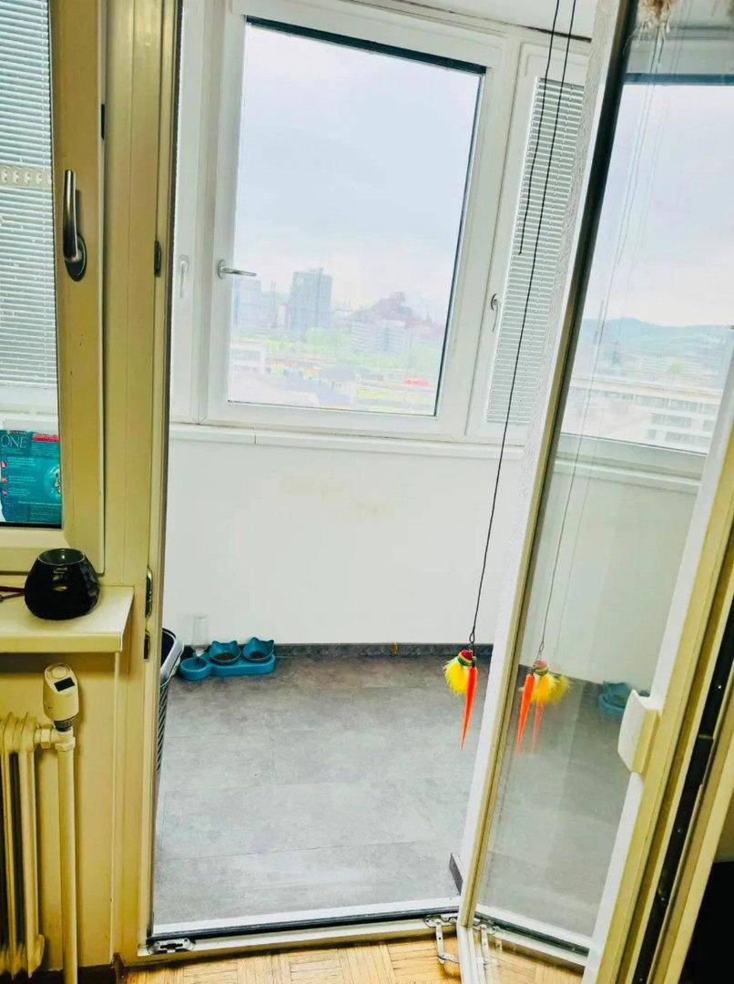 Verglaste Loggia mit Blick auf die Stadt und die umliegende Landschaft.