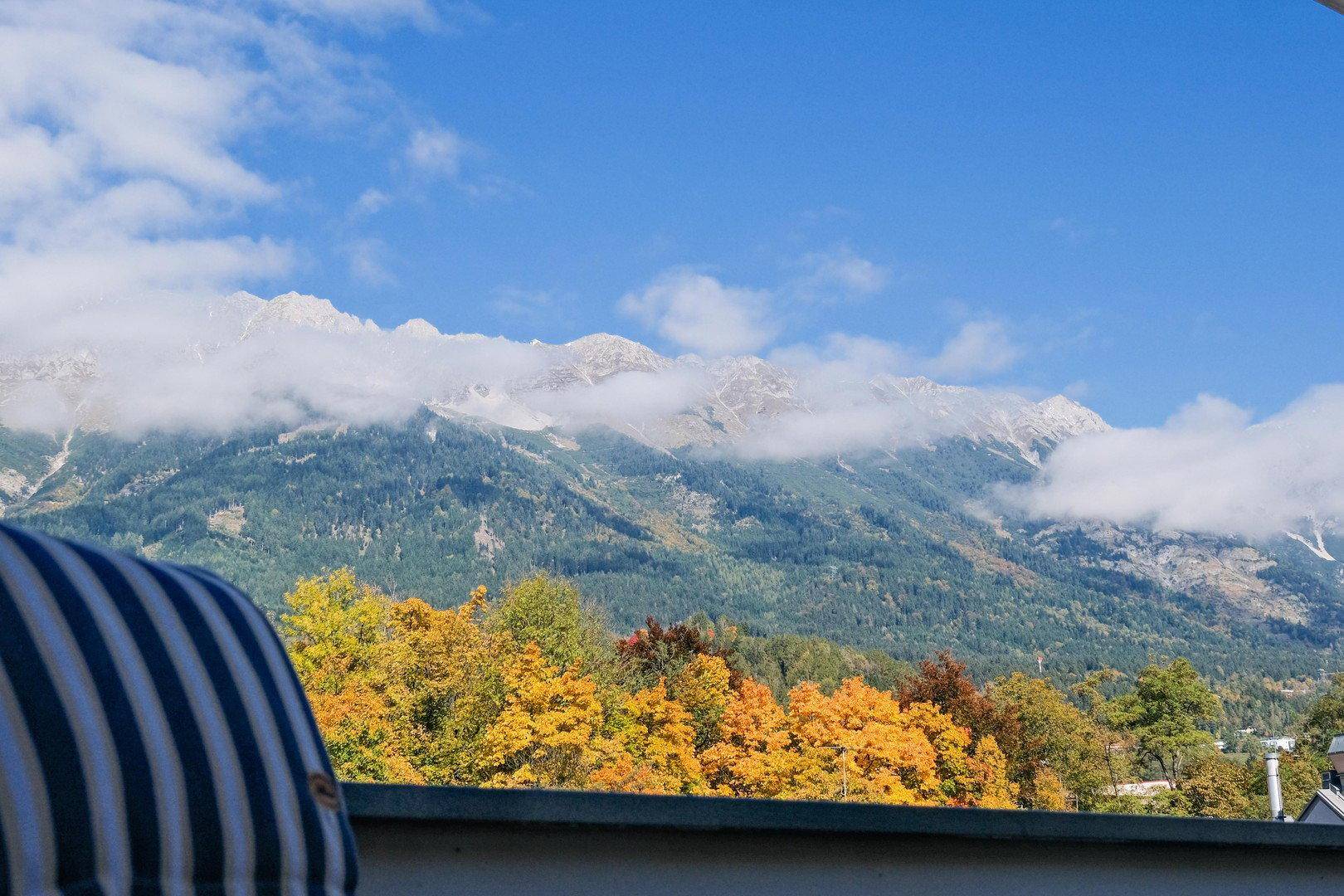 Atemberaubender Panoramablick auf die majestätischen Berge und die herbstliche Landschaft.
