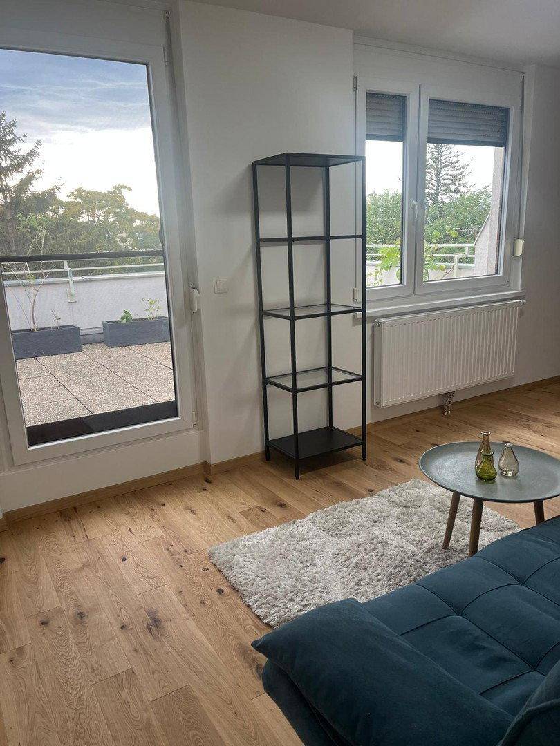 Gemütlicher Wohnbereich mit Sofa, Couchtisch und direktem Zugang zur sonnigen Terrasse.