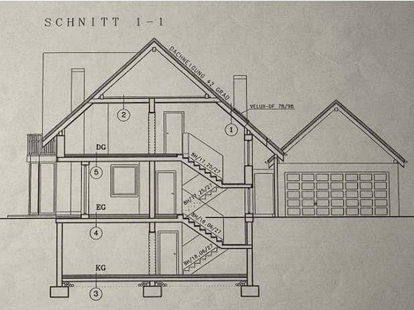 Gebäudeschnitt zeigt Dachgeschoss, Erdgeschoss und Kellergeschoss mit Treppen.