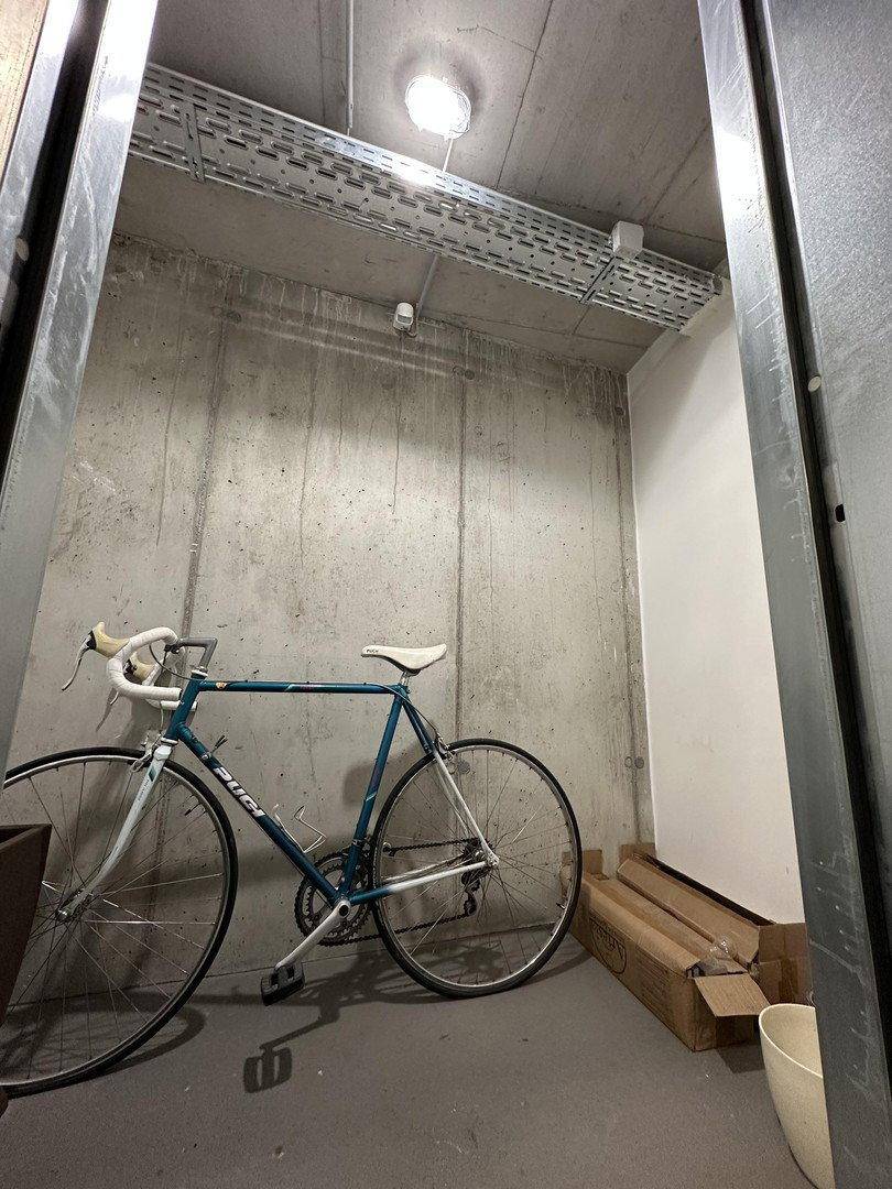 Praktischer Abstellraum mit Betonwänden und Platz für Fahrräder und Lagerung.