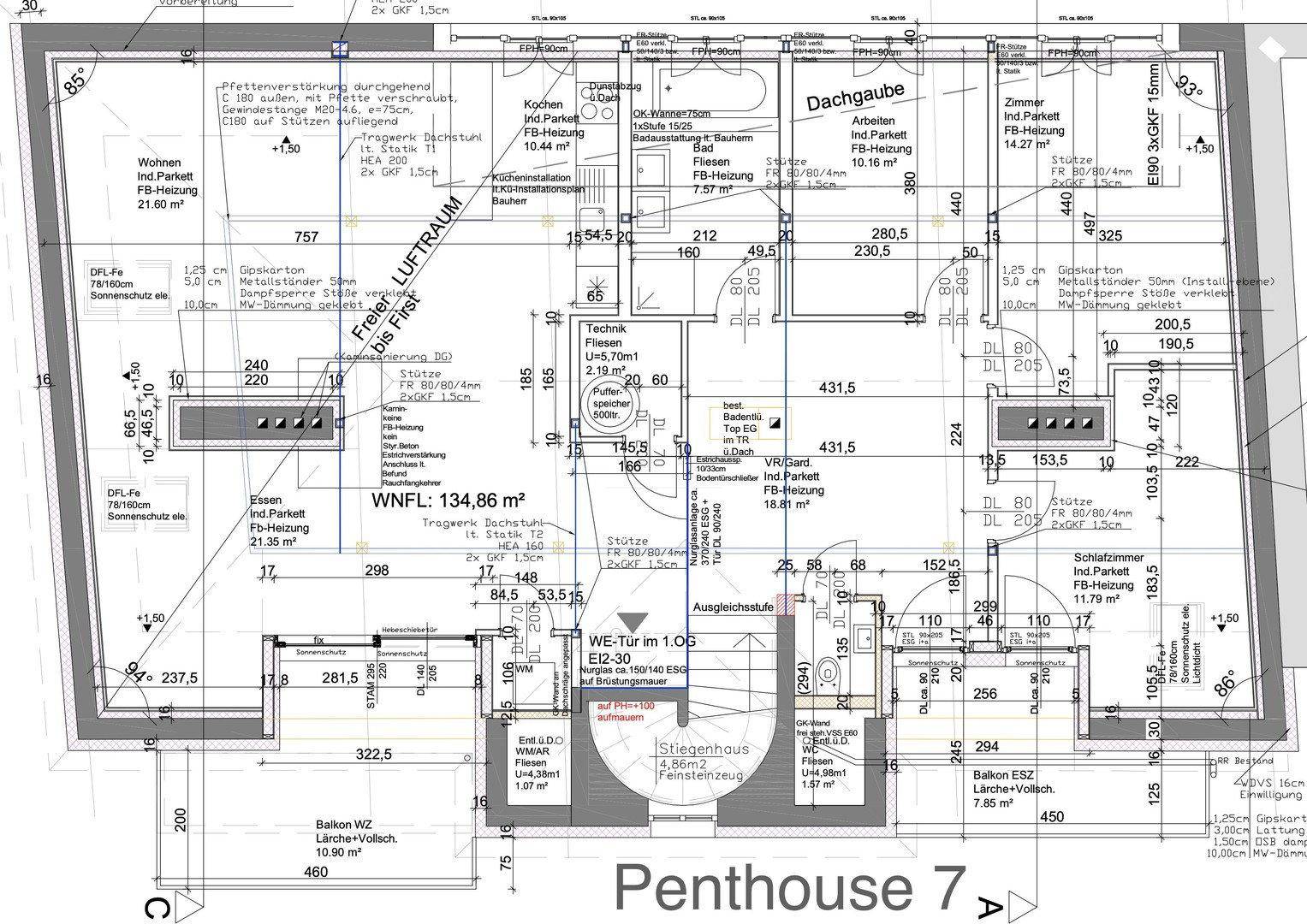 Grundriss eines Penthouses mit offenem Wohnbereich, mehreren Balkonen und Dachterrasse.