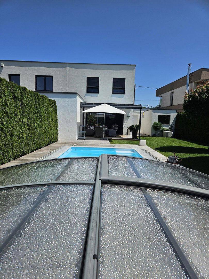 Blick vom Pool auf Terrasse