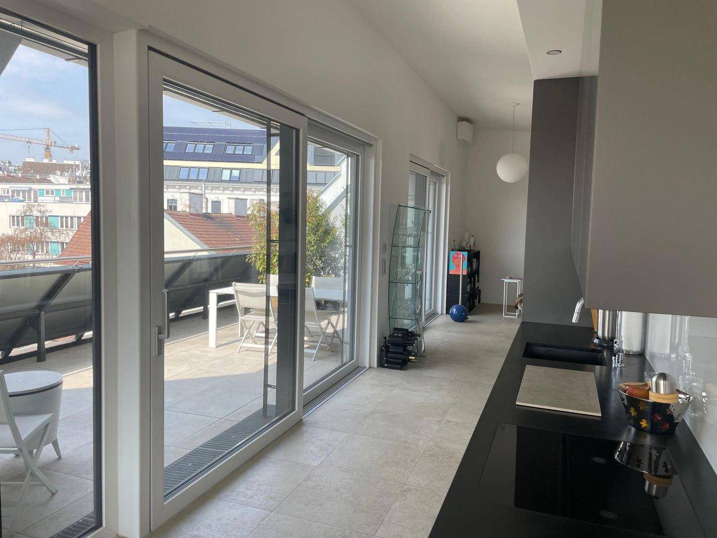 Küche mit Blick Terrasse