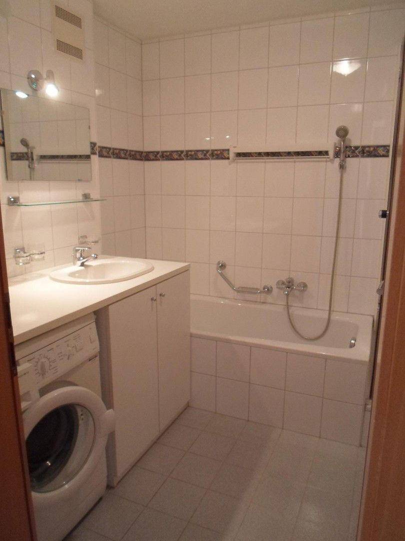 Bad mit Wanne, Dusche + WC