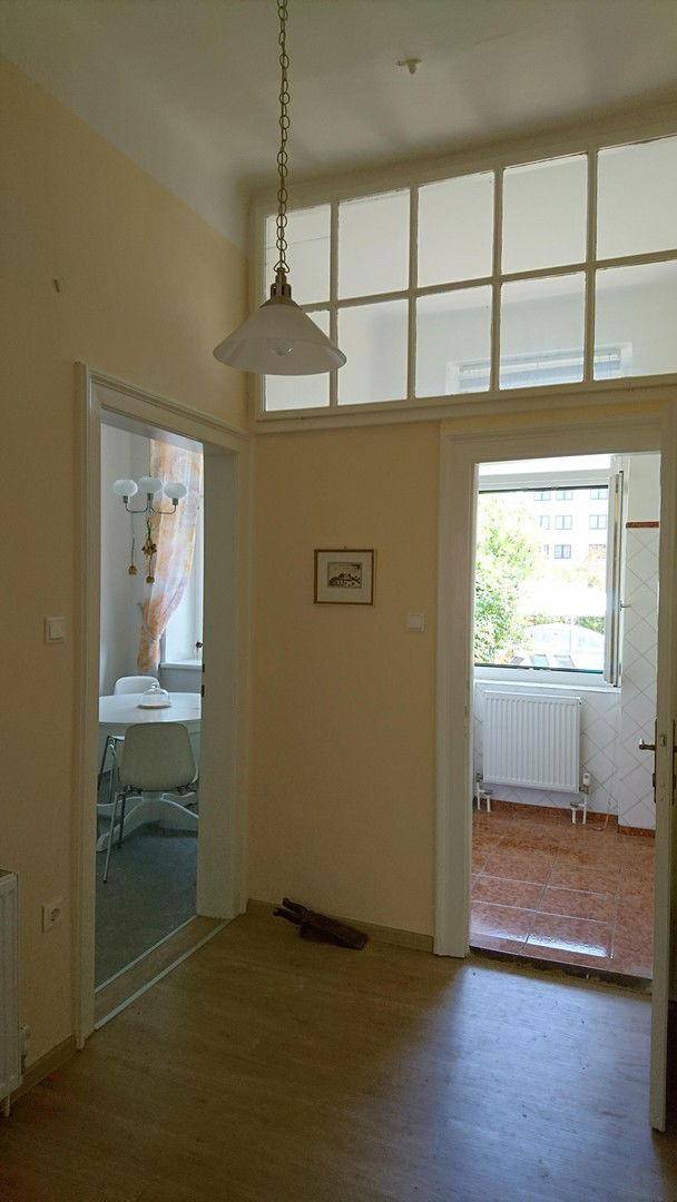 Blick in Badezimmer und Küche