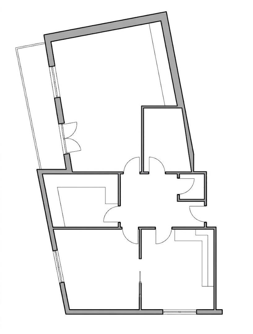 Grundrissplan einer Etage mit mehreren Räumen und einem Balkon.