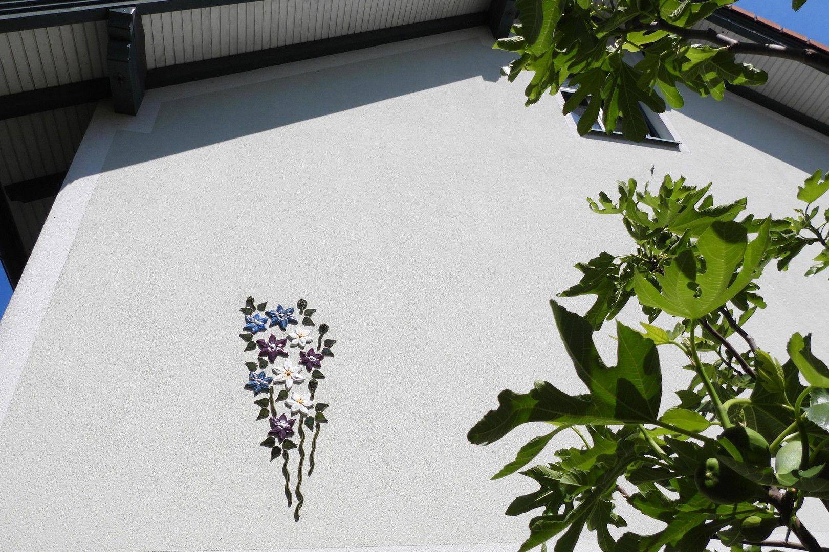 Fassade mit Keramikschmuck