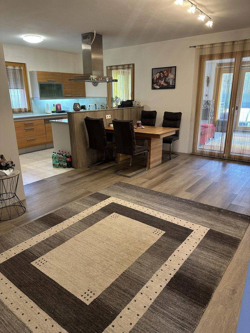 Wohnzimmer mit offener Küche