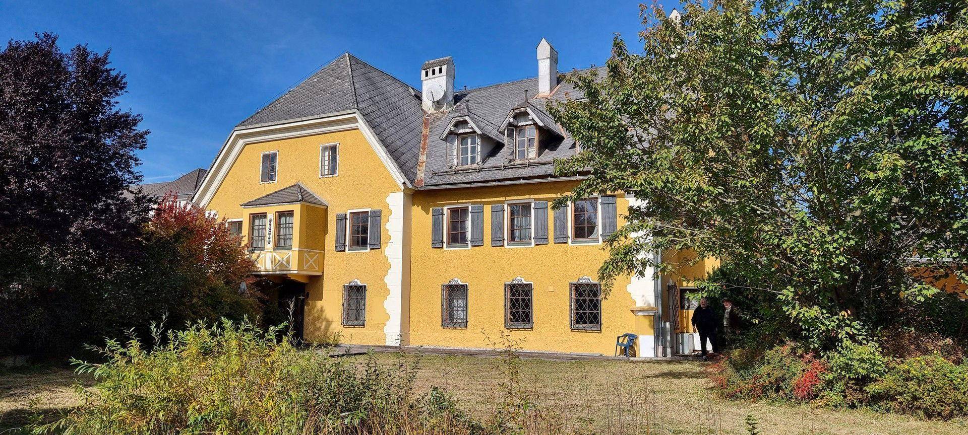 Herrenhaus mit Nebengebäude