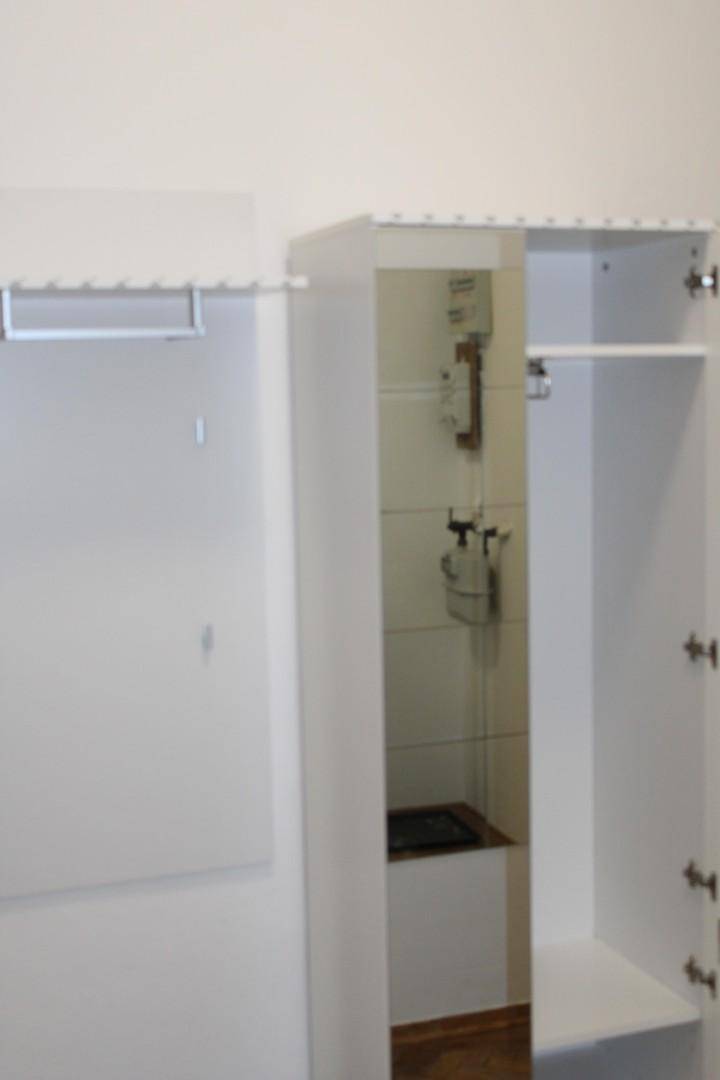 Offener Kleiderschrank mit integrierten Zählern und Ablagemöglichkeiten.