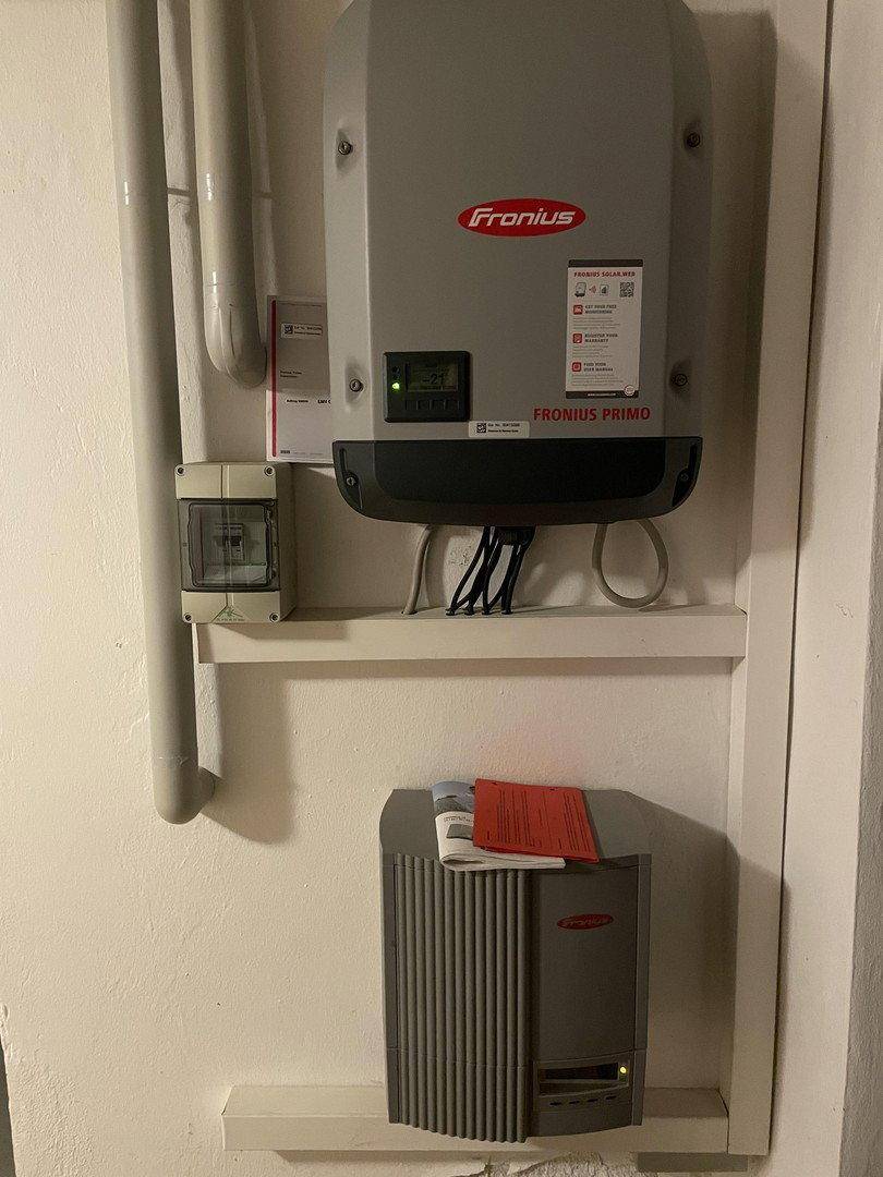 Photovoltaik-Wechselrichter von Fronius an der Wand montiert, Teil der Energieanlage.
