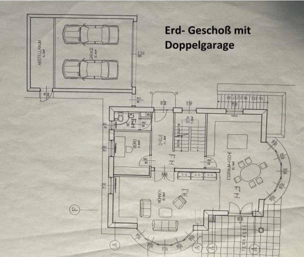 Grundriss des Erdgeschosses mit Wohnbereich, Büro, Terrasse und Doppelgarage.