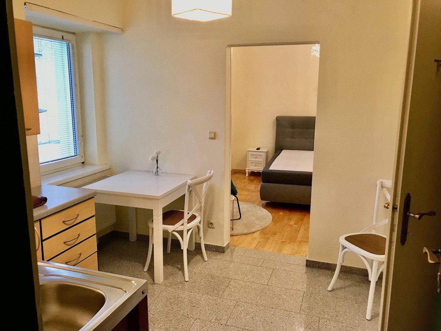 Blick vom Essbereich der Küche in das angrenzende Schlafzimmer.
