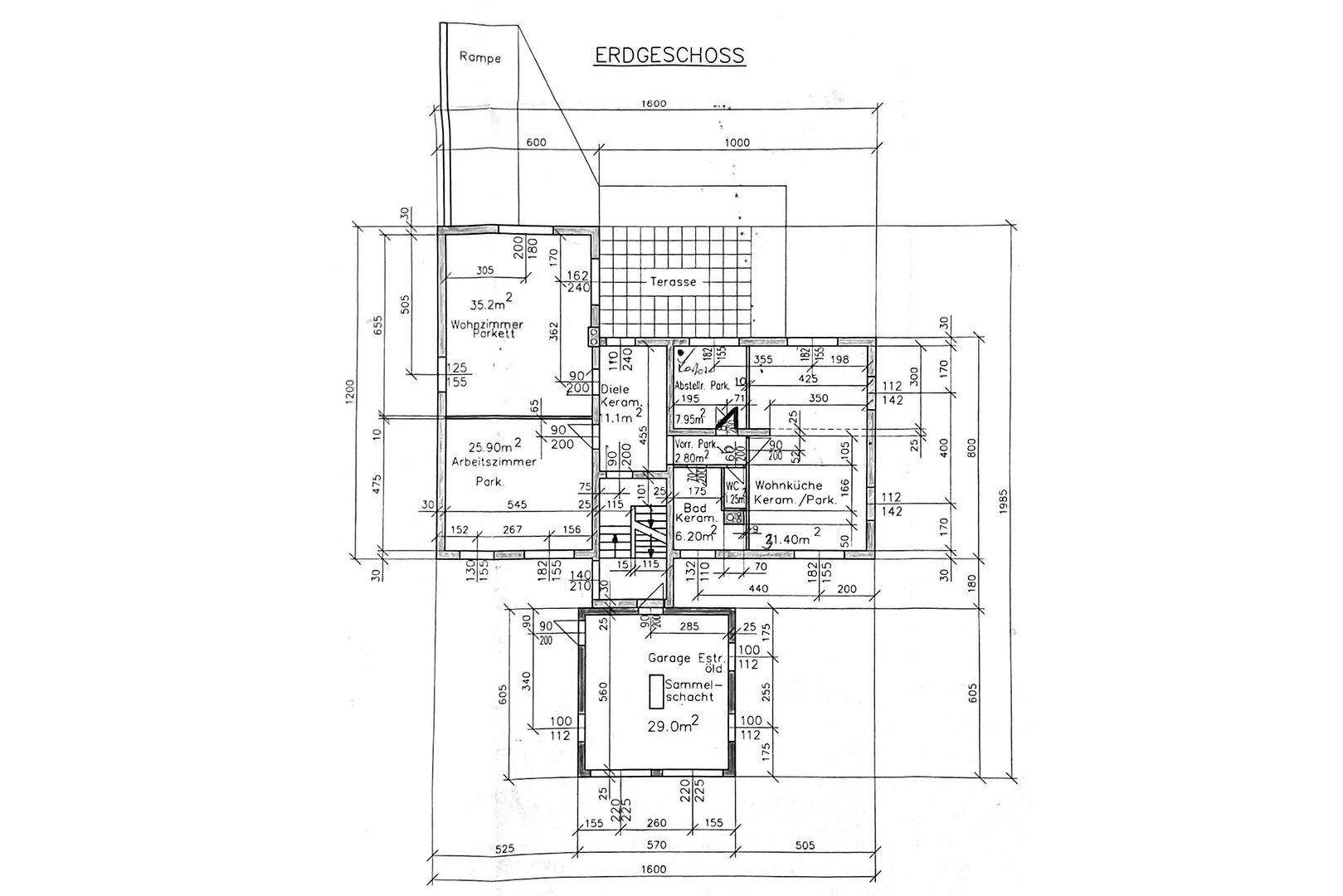 Grundriss des Erdgeschosses mit Wohnzimmer, Küche, Terrasse und Garage.