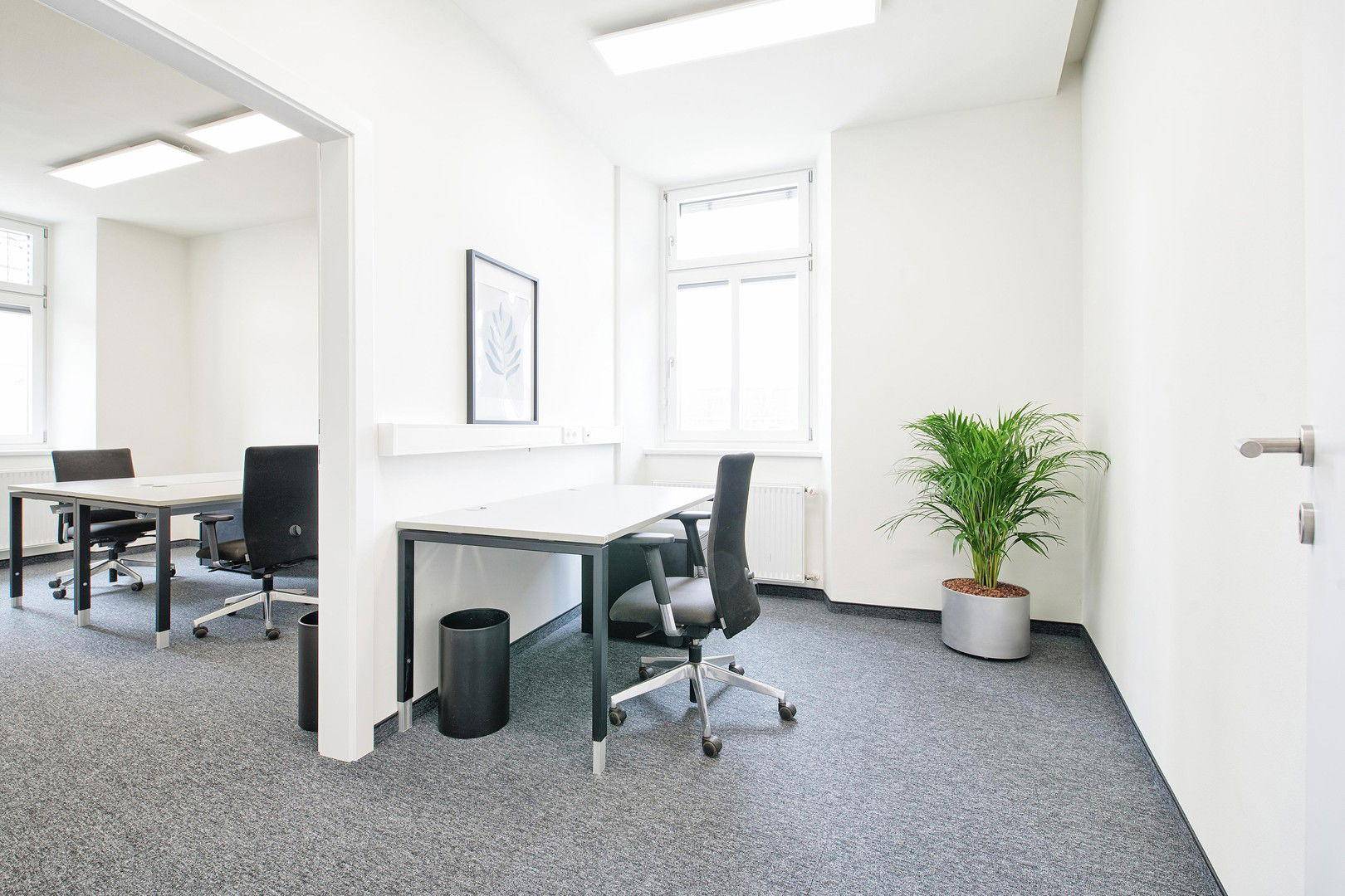 Büro mit 3 Arbeitsplätzen