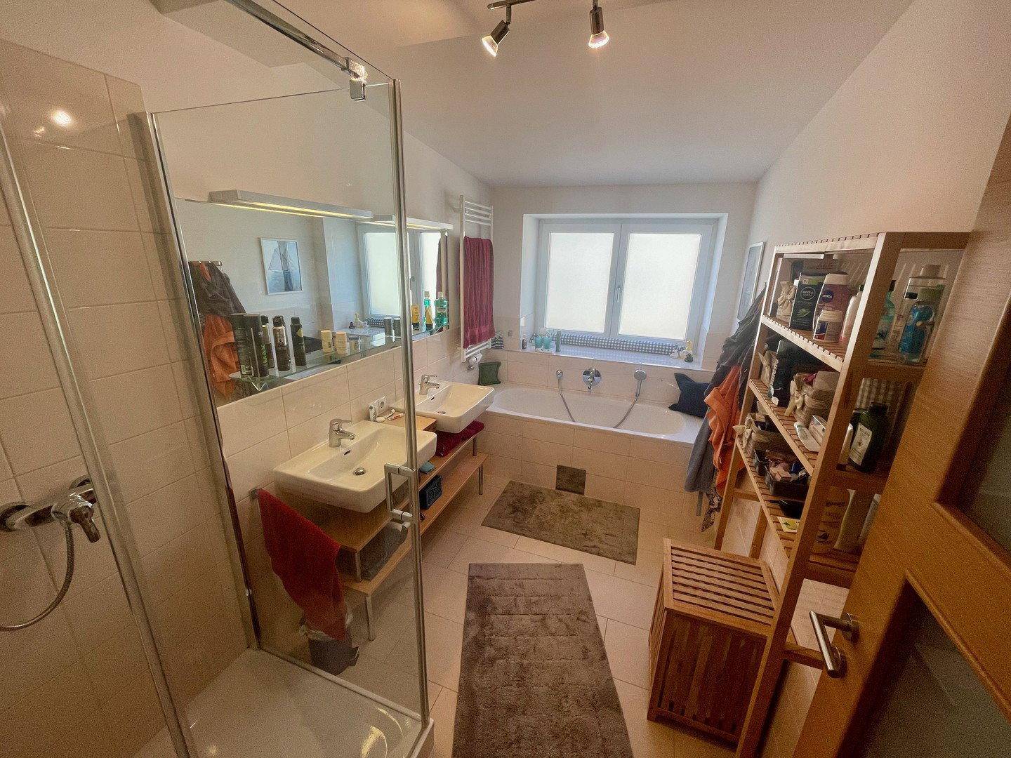 Modernes Badezimmer mit Doppelwaschbecken, Badewanne und separater Duschkabine.