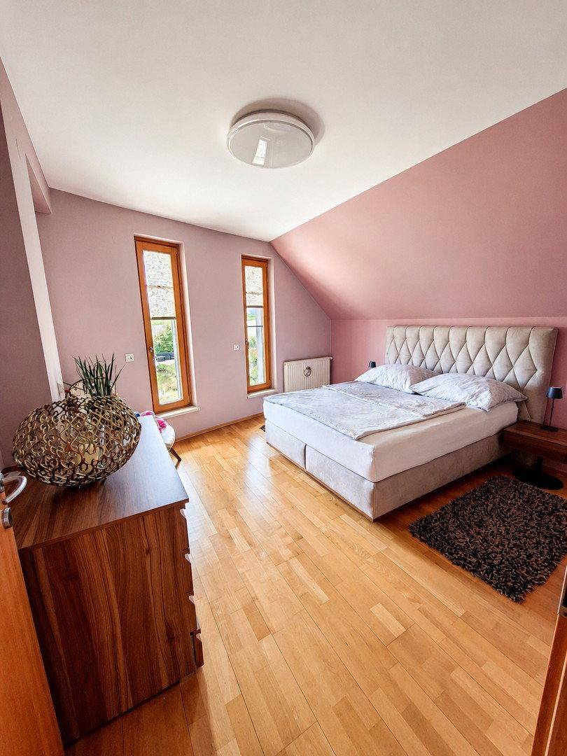 Wohnen wie im privaten Resort - Exklusives Landhaus mit 150 m² Naturschwimmteich und Gartenoase - Ansicht 6
