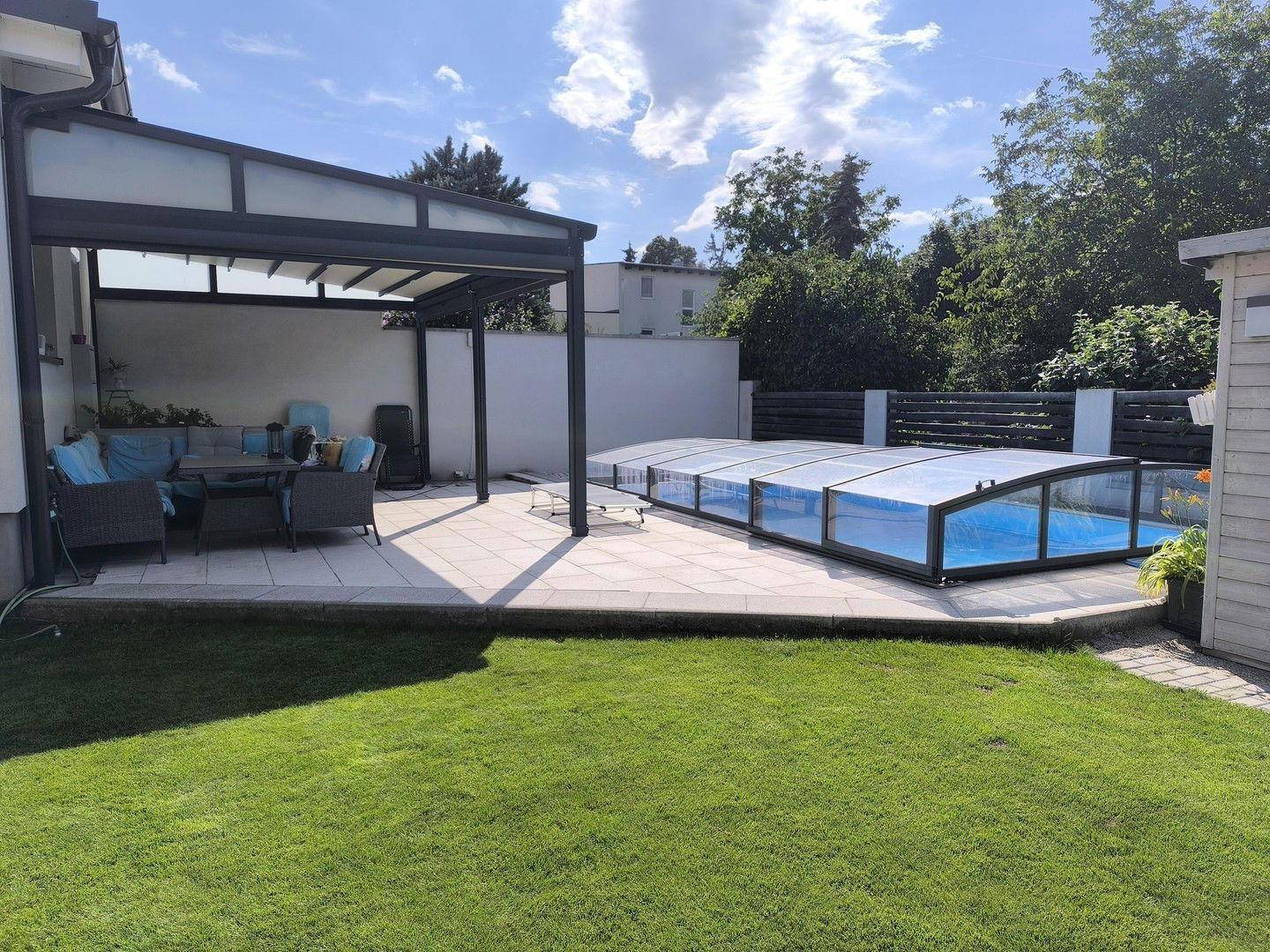 überdachtes Pool