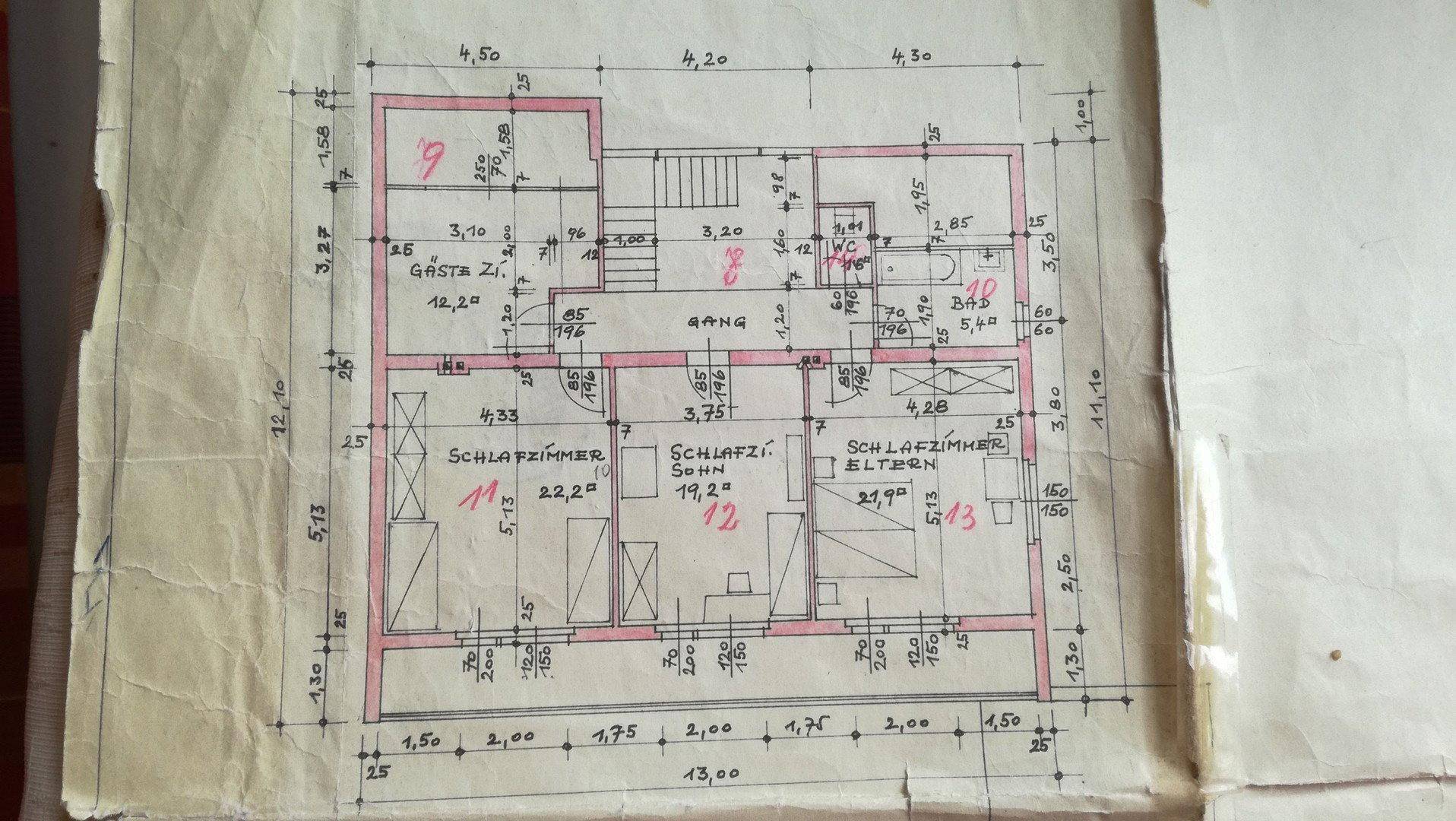 Grundrissplan mit mehreren Schlafzimmern, einem Gästezimmer und einem Badezimmer.