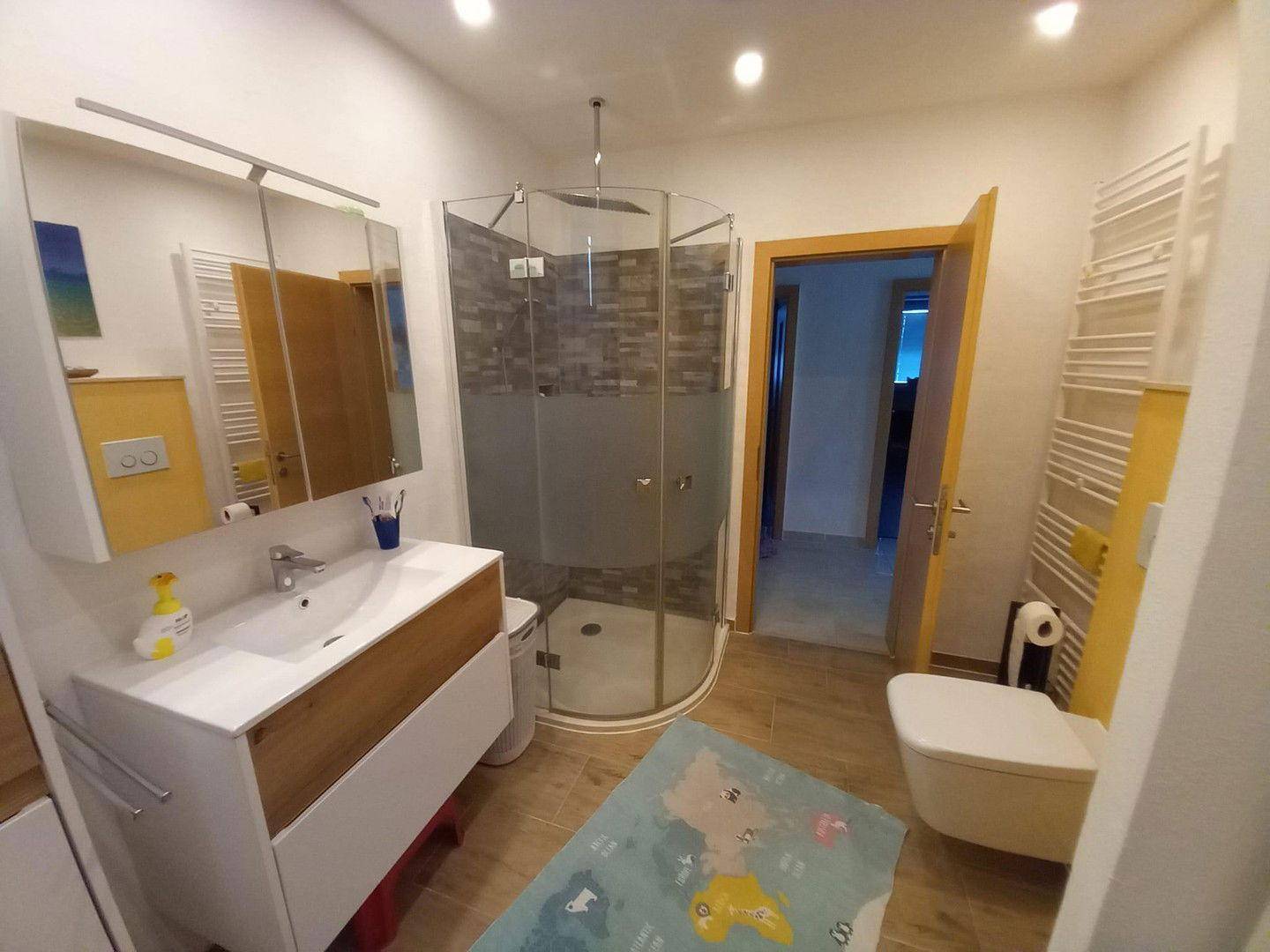 Badezimmer + WC im EG