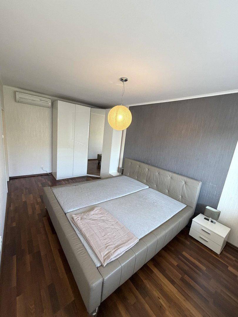 Schlafzimmer mit Doppelbett, Kleiderschrank und Klimaanlage, bietet Komfort und Stauraum.