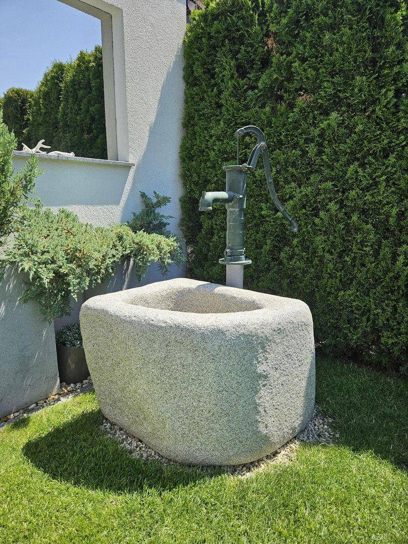 Granittrog mit Brunnen