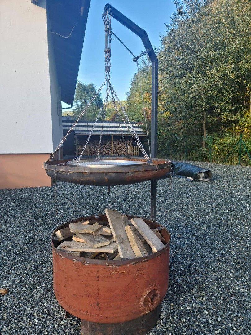 stabiler Grill mit Feuerschale