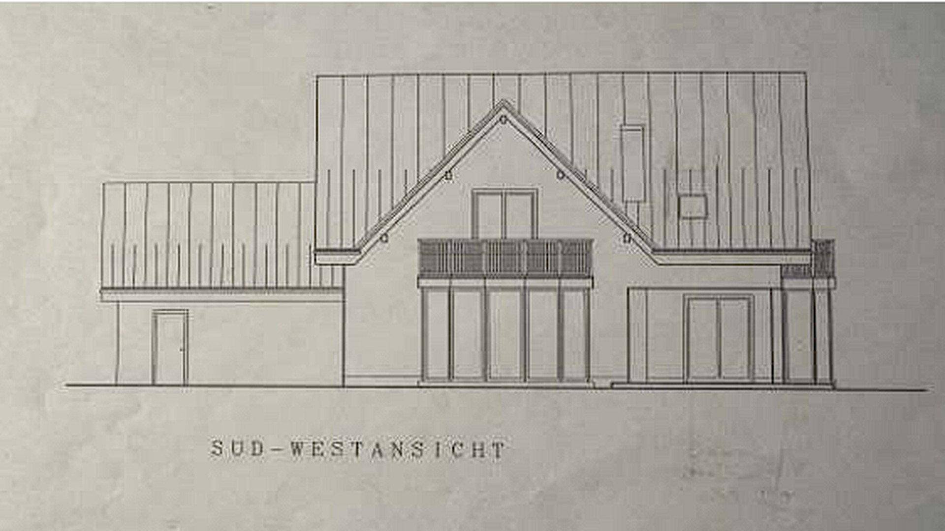Süd-West-Ansicht des Gebäudes mit Balkonen und großen Fensterflächen.