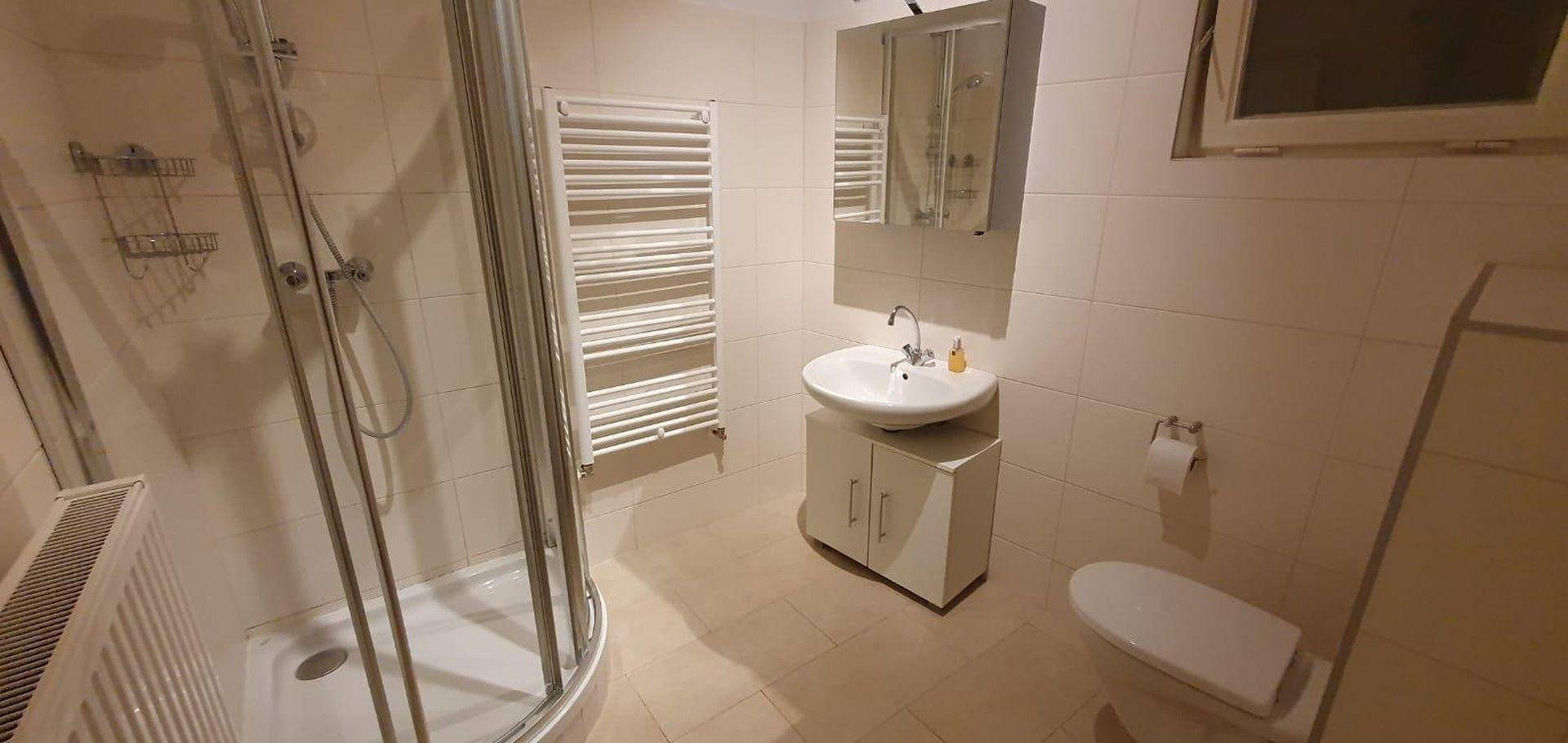 Bad mit Duschkabine, Toilette