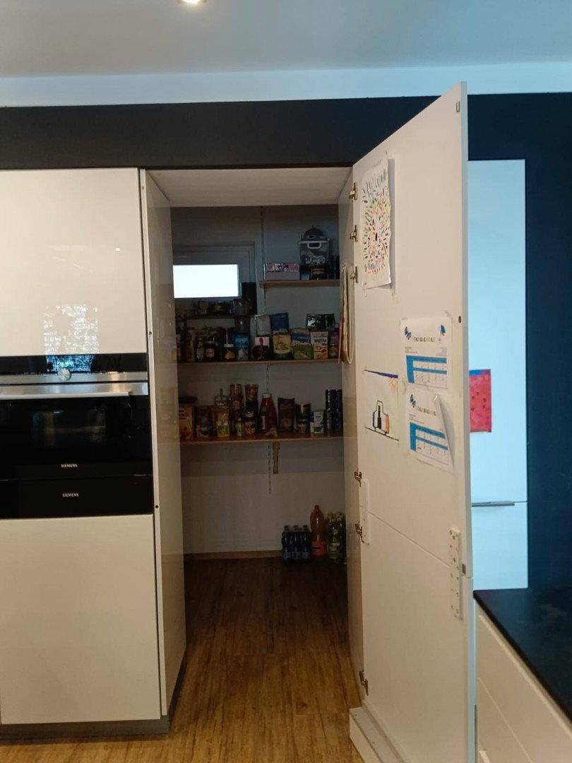 Gut organisierte Speisekammer mit Regalen voller Lebensmittel und Vorräte.