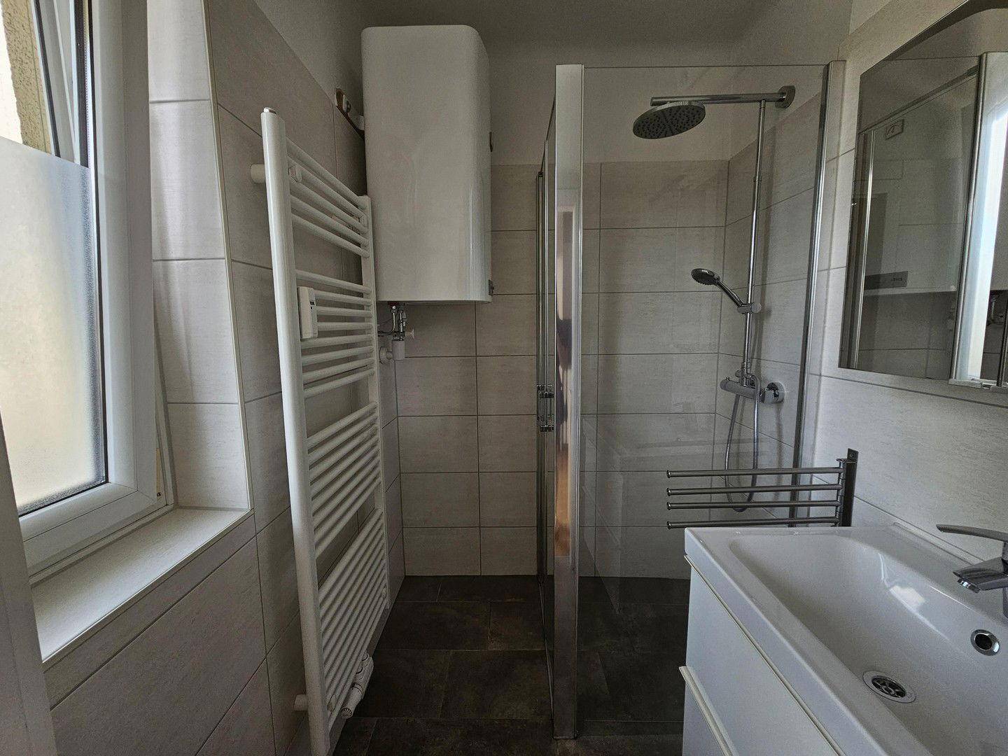 Badezimmer mit Fenster